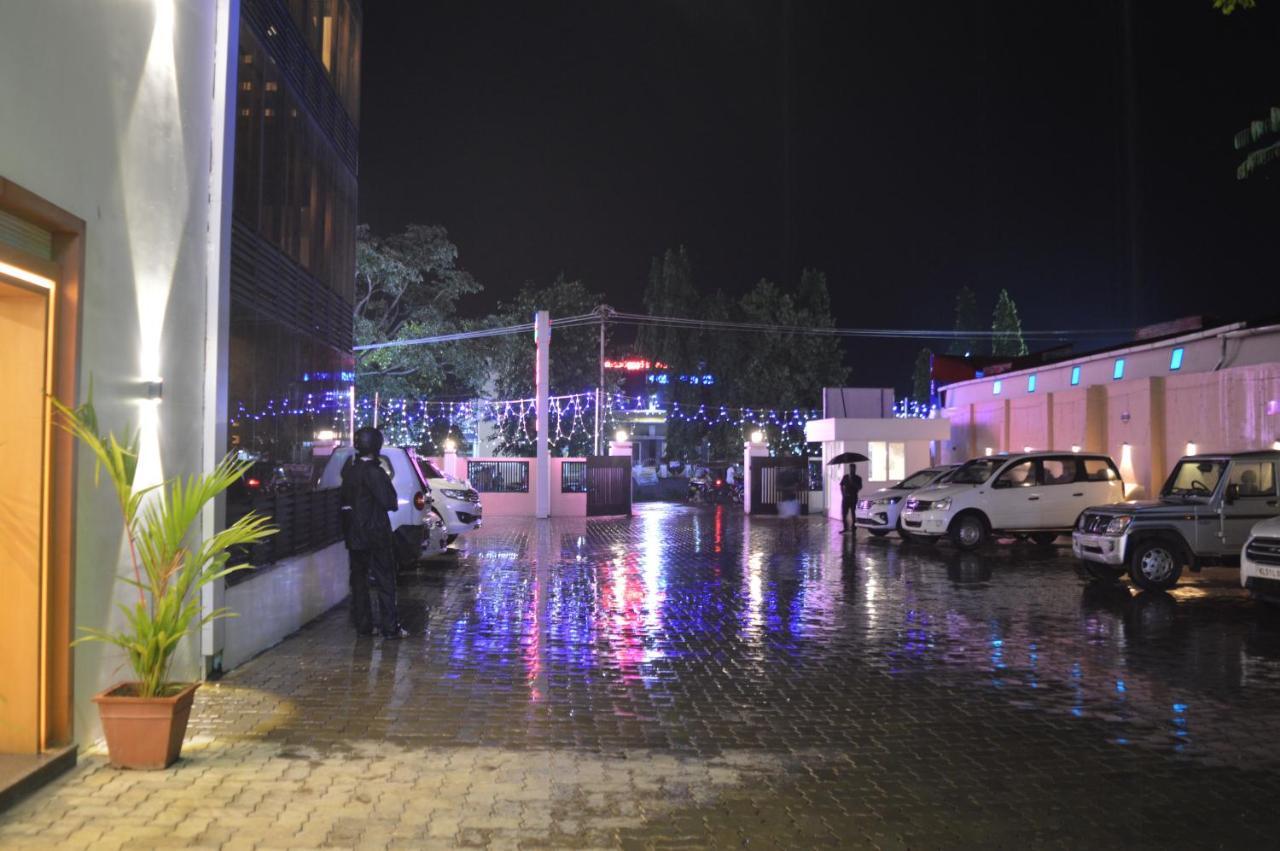 Hotel Apsara Shoranur Zewnętrze zdjęcie