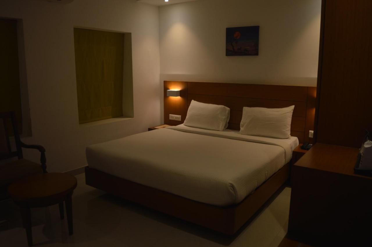 Hotel Apsara Shoranur Zewnętrze zdjęcie